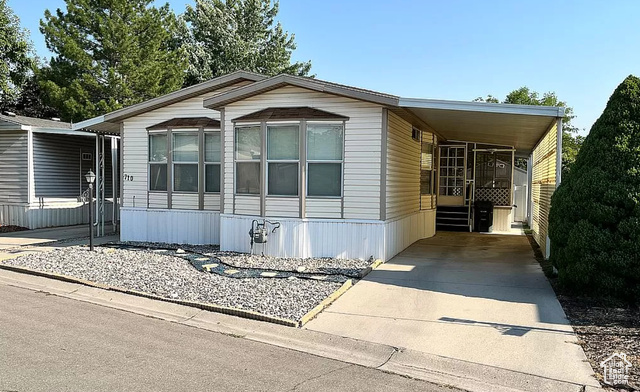 Manufactured / mobile home with a carport