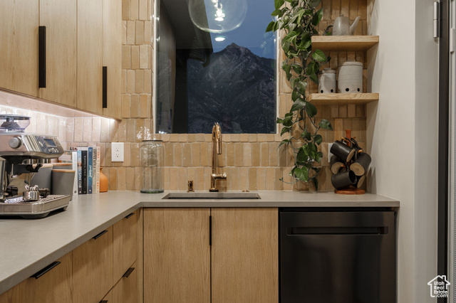 Photo 39 for MLS #2016616 at 501 W Devey Dr