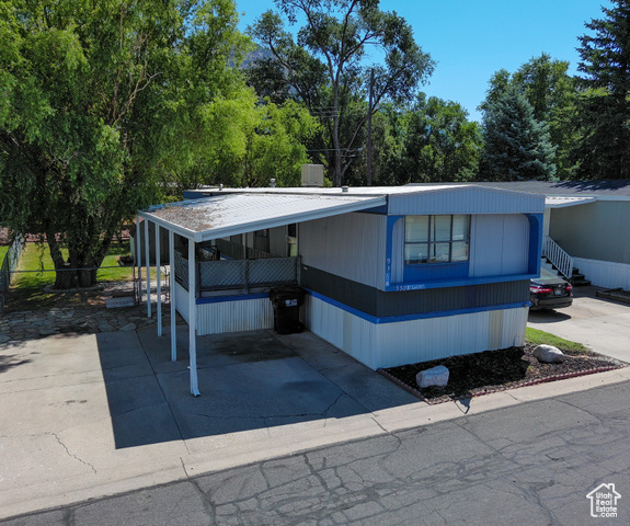 Manufactured / mobile home with a carport