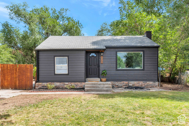 View of front of property featuring a front yard