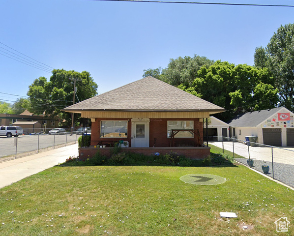 View of front facade with a front lawn