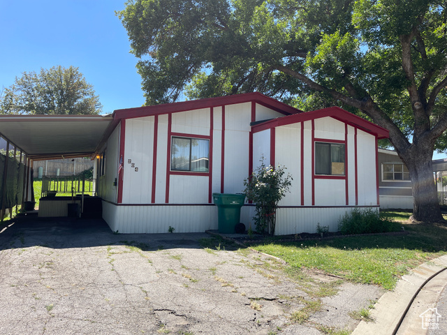 Manufactured / mobile home featuring a carport