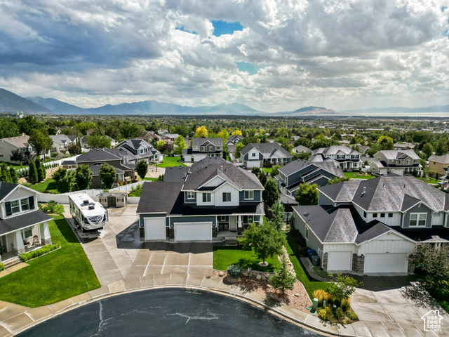 Aerial view with a mountain view