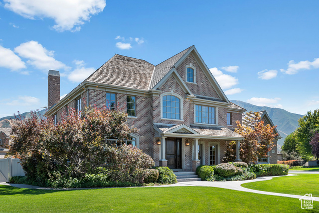 View of front of house featuring a mountain view and a front lawn