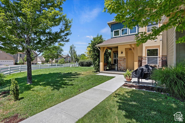 View of front of property featuring a front lawn and covered porch