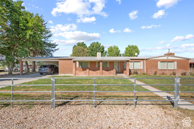 Ranch-style house with a front yard