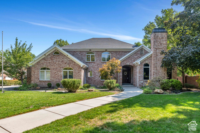 View of front of property featuring a front lawn