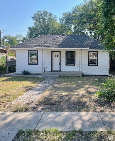 Ranch-style house with covered porch