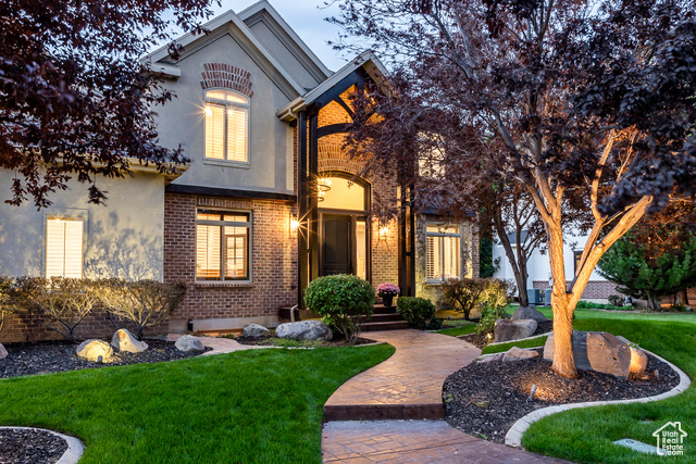 View of front of home featuring a front yard