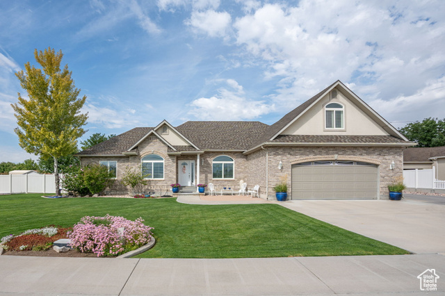 Ranch-style house featuring a front lawn