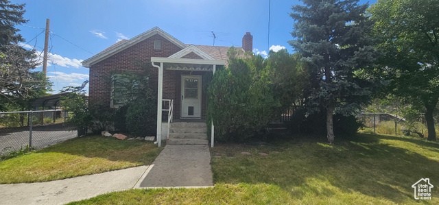 View of front facade featuring a front lawn