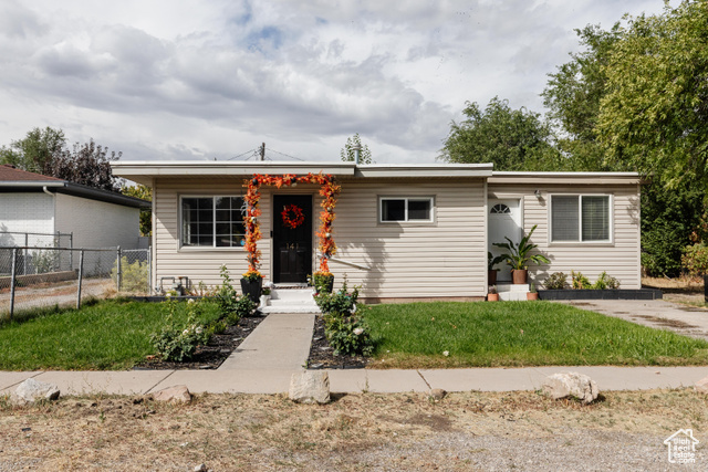 View of front facade featuring a front yard