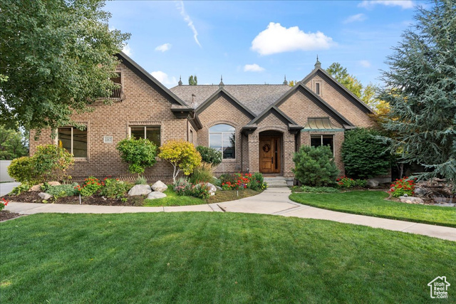 View of front facade featuring a front yard