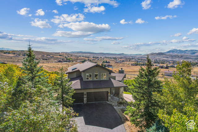 Birds eye view of property featuring a mountain view