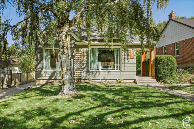 View of front facade with a front lawn