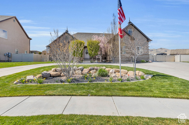 View of front facade featuring a front yard