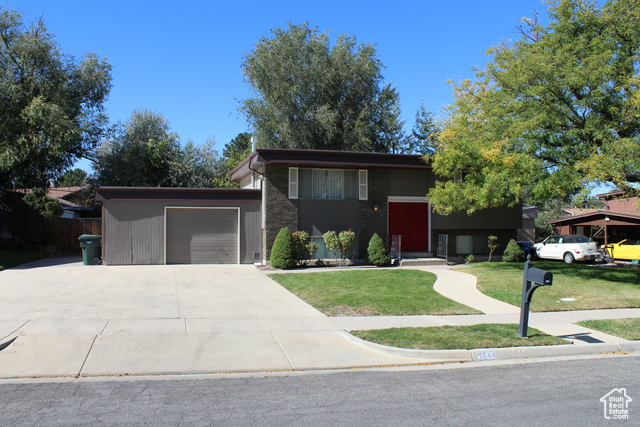 View of front of home featuring a front yard