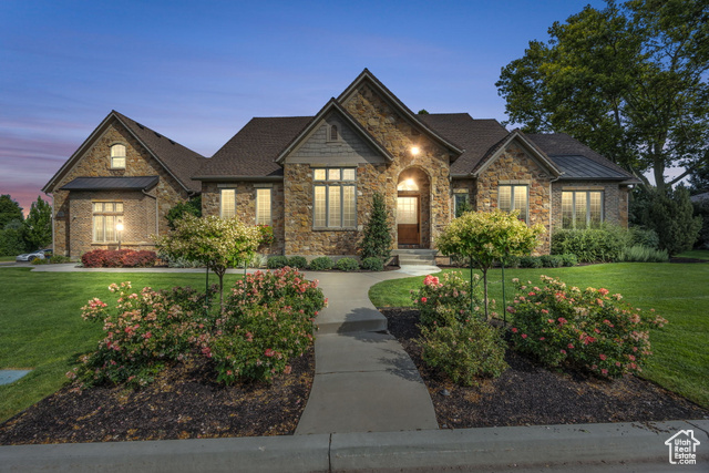 View of front of property featuring a lawn