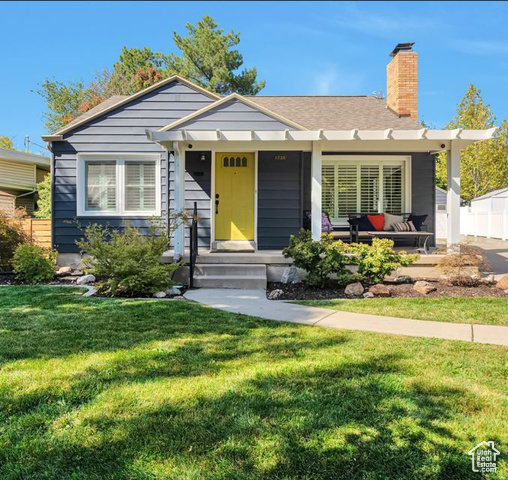 View of front facade featuring a front yard