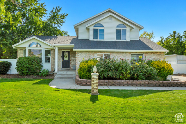 View of front facade featuring a front lawn