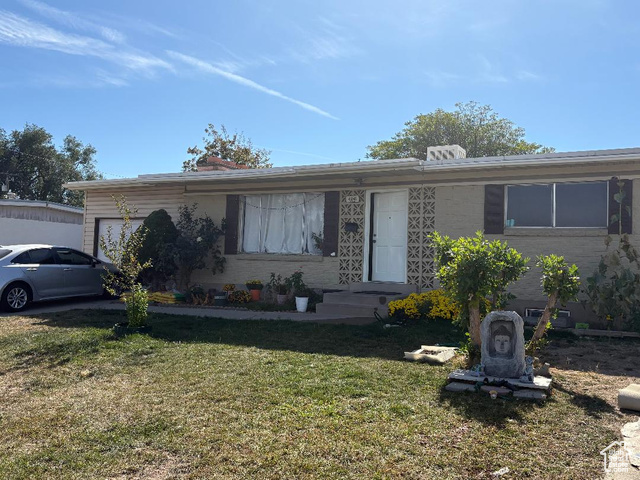 View of front of property featuring a front yard