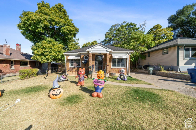 Bungalow with a front lawn