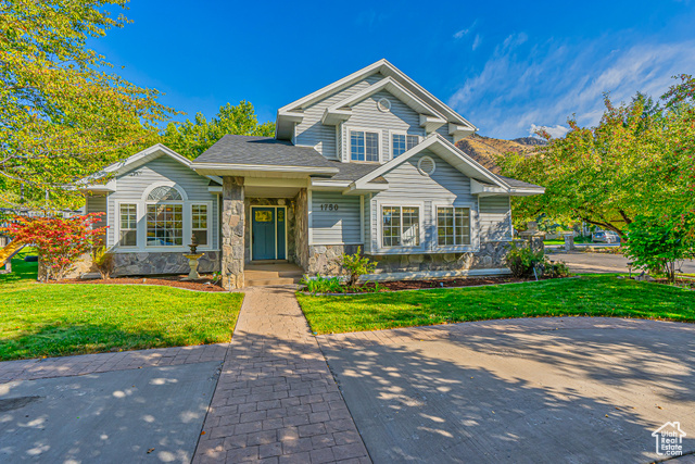 View of front facade with a front yard