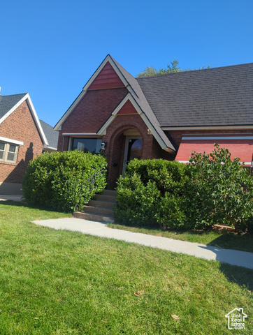 View of front of home featuring a front lawn