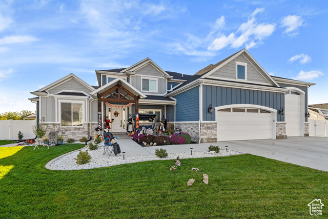 Craftsman-style home featuring a front yard