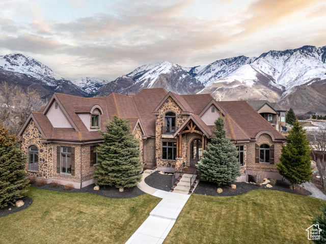 View of front facade featuring a front yard and a mountain view