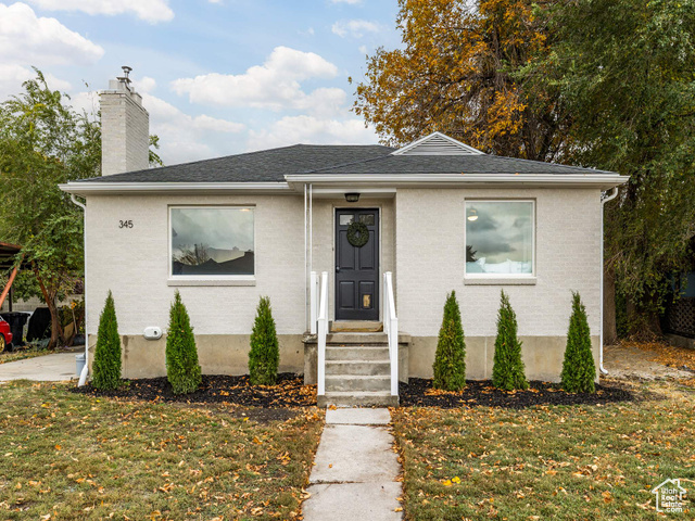 View of front facade with a front lawn