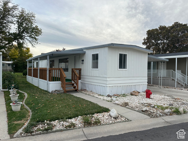 Manufactured / mobile home featuring a front lawn