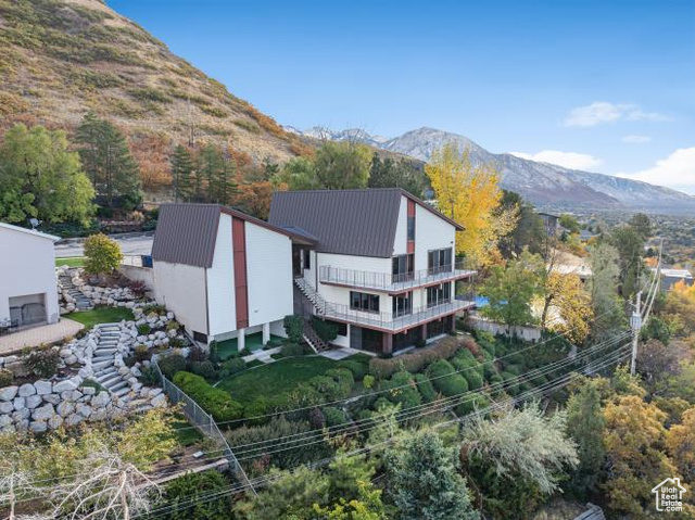 Bird's eye view with a mountain view