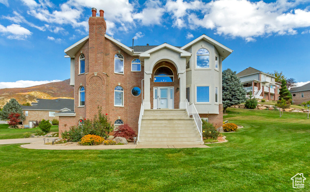 View of front of home featuring a front yard