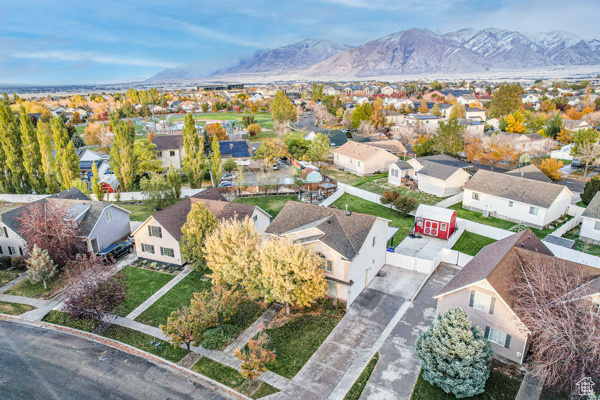 This 6 Bedroom home is located close to schools , shopping and valley landmarks