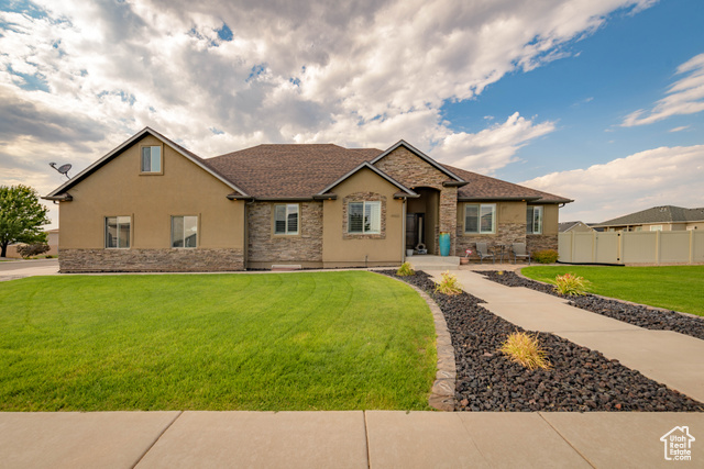 View of front of home featuring a front yard