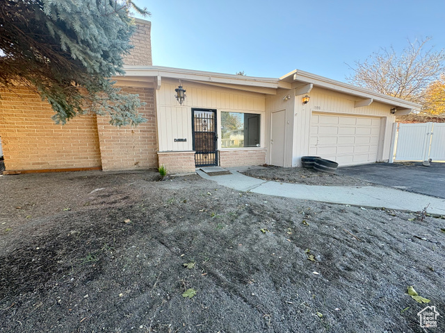 View of front of house featuring a garage