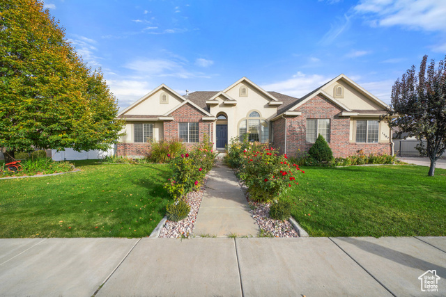 View of front of home featuring a front yard