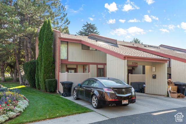 View of front of house featuring a front lawn