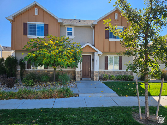 View of front of home featuring a front yard