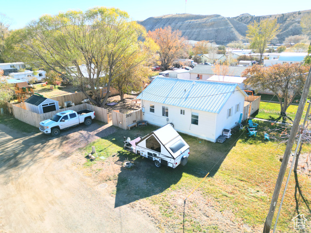 Birds eye view of property featuring a mountain view