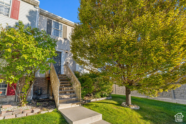 View of front of home featuring a front yard