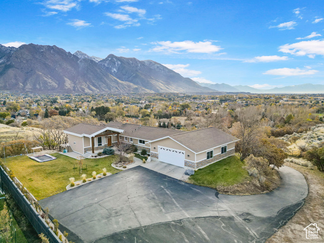 Aerial view with a mountain view