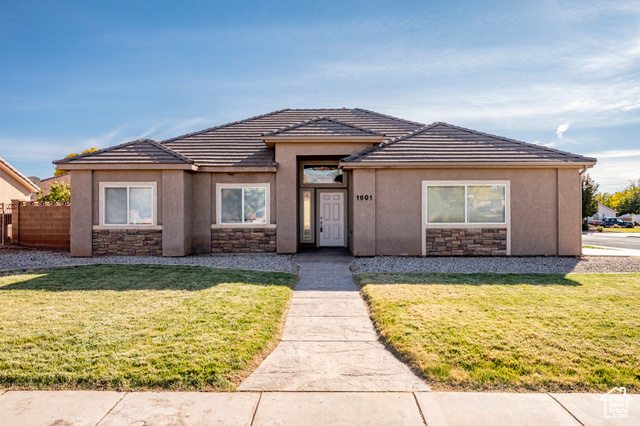 View of front facade featuring a front yard