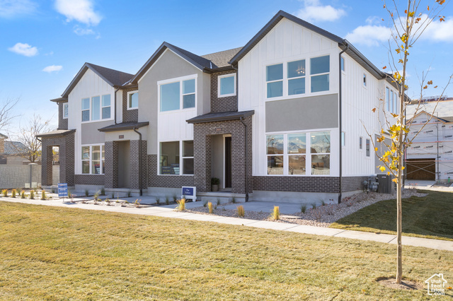 View of front facade featuring a front yard