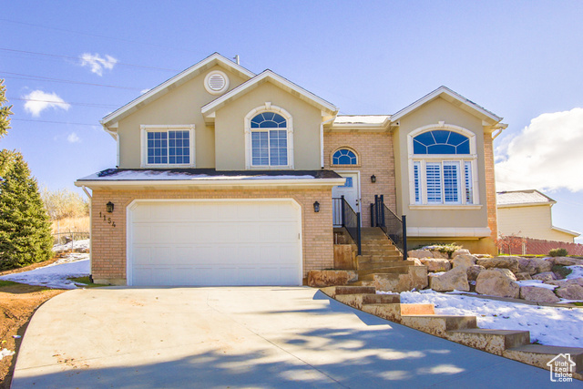 Beautiful home in NE Layton. Backs onto Sun Hills Golf Course