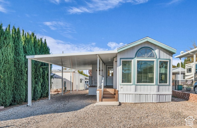 Manufactured / mobile home featuring a carport