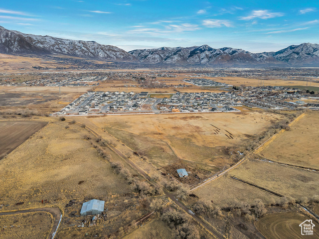 Bird's eye view with a mountain view