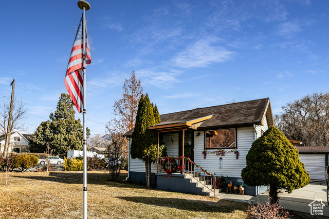 LOCATION LOCATION! COZY 2 BEDROOM 1 BATH RAMBLER WITH AN 800 SQUARE FOOT  3 CAR GARAGE!  NICE NEIGHBORHOOD NEAR PARKS AND AMENITIES!  UPDATED APPLIANCES AND FINISHED BASEMENT! EASY TO SEE AND SHOW!  CALL ANYTIME!