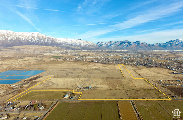 Aerial view with a mountain view